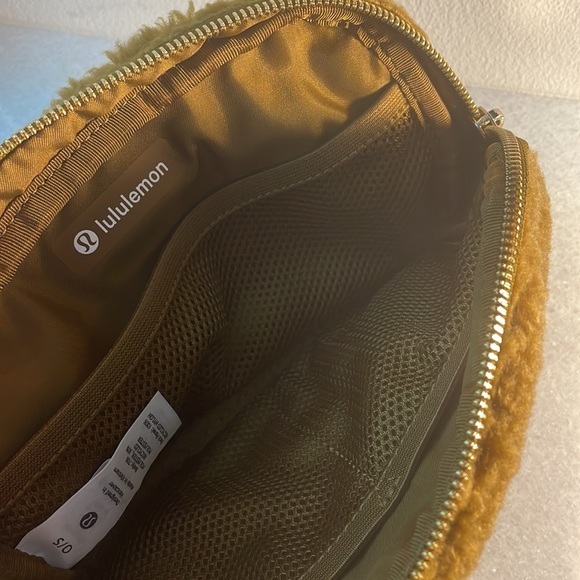 Lululemon Everywhere Belt Bag Fleece Burnt Caramel BTCA One Size NWT NEW - Picture 9 of 14